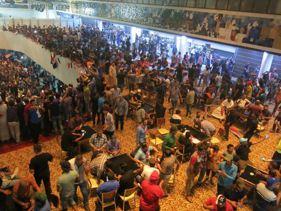 لحظة اقتحام البرلمان العراقي - تصوير: خليل المرشدي